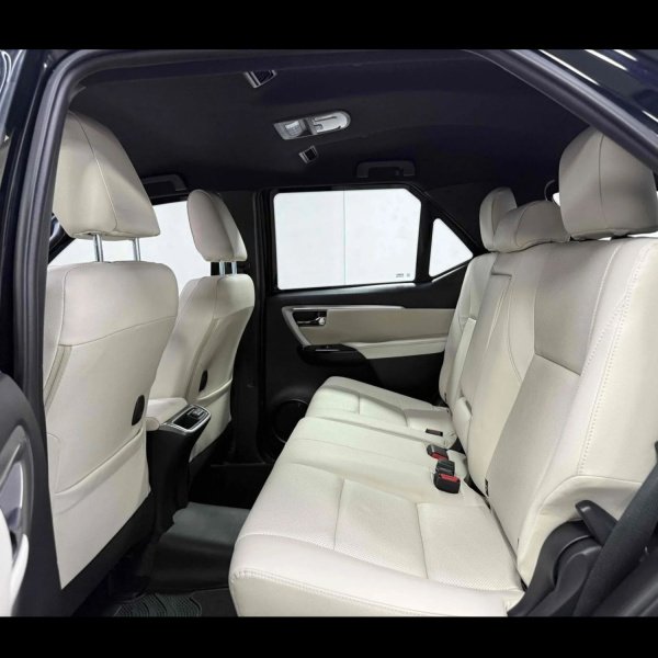 TOYOTA HILUX SW4 2.8 D-4D TURBO DIESEL DIAMOND 7L 4X4 AUTOMÁTICO
